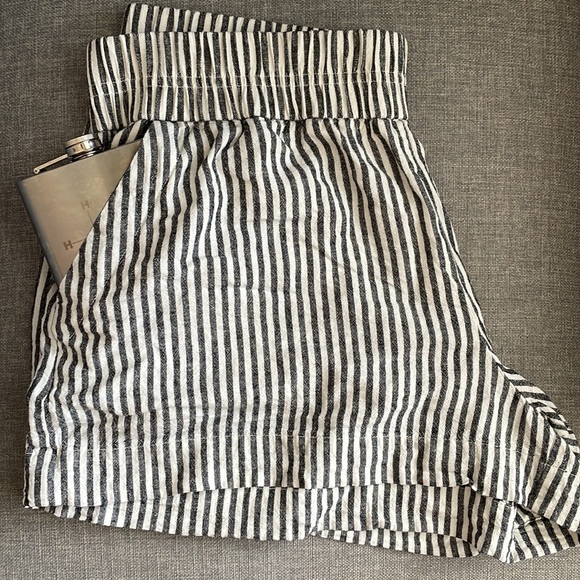 A New Day Linen blend pull on shorts size M. - Picture 3 of 3